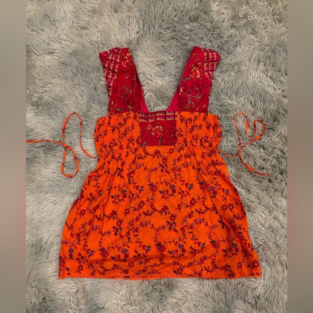 Rare Floral FREE PEOPLE Top! So darling! Stretches and the top it’s Poppin SZ 4